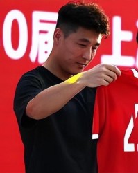 乐鱼体育app下载-国足0比2喀麦隆，赛后只有他跟喀麦隆国脚互换球衣，引发热议