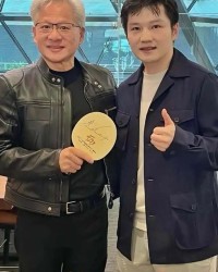 乐鱼体育app下载-樊振东晒与黄仁勋合照，赠送对方签名球拍