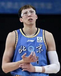 乐鱼体育-进攻篮板6比17！北京花1亿买的中锋，护框能力体现在哪？