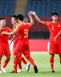 为朱鹏宇点赞！明知道他受伤踢不了鲁能，依然跟英博来客场备战